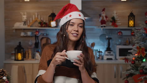 Mujer-Feliz-Con-Gorro-De-Papá-Noel-Pensando-En-Navidad