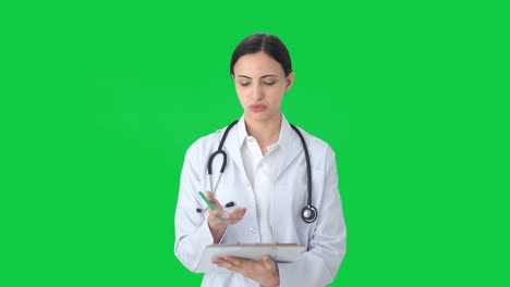 Doctora-India-Hablando-Con-La-Pantalla-Verde-Del-Paciente