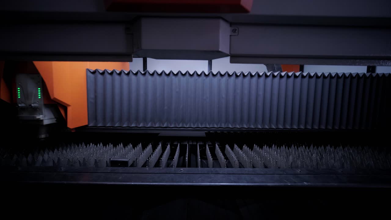 Macchina da taglio laser CNC industriale moderna