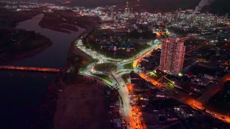 Luftpanoramaansicht-Von-Concón-Bei-Nacht,-Verkehr-Im-Kreisverkehr-Mit-ölraffinerieanlage-Als-Hintergrund,-Chile