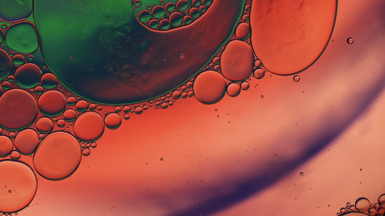 추상적인 다채로운 음식 기름 방울 거품과 구가 흐르고