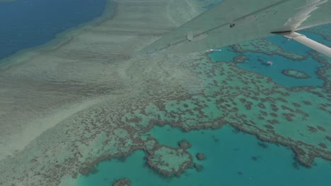 Gran-Barrera-De-Coral-Con-Agua-Clara-Adyacente-A-Las-áreas-Costeras-De-Queensland---Vista-Desde-La-Ventana-Del-Avión