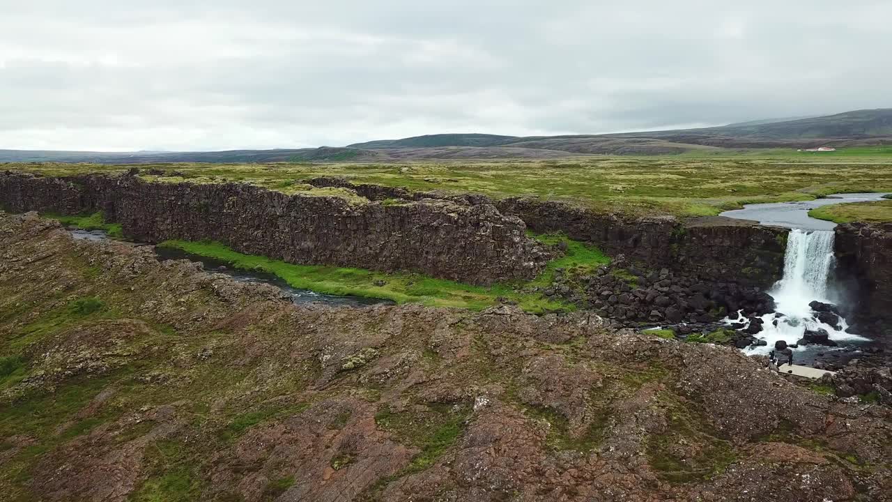 hermosa antena de la cordillera del atlántico medio que recorre thingvellir islandia