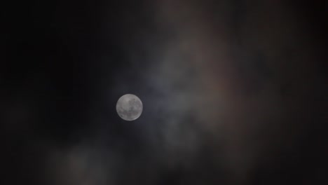 Las-Nubes-Pasan-Frente-A-La-Luna-Llena-En-Un-Cielo-Oscuro