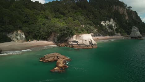 Aguas-Verde-Esmeralda-De-La-Península-De-Coromandel-En-La-Ensenada-De-La-Catedral