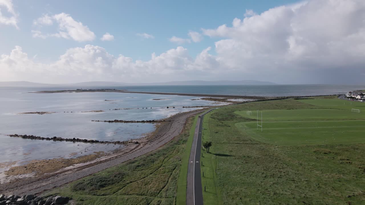Drönarfilm som flyger längs Irlands kust i Galway City, South Park.