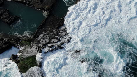 Fantastica-Toma-Aerea-Desde-Arriba-Ya-Media-Altura-De-La-Costa-De-Agaete-Y-En-Concreto-De-Sus-Piscinas-Naturales-Donde-El-Oceano-Rompe-Con-Fuerza-La-Costa