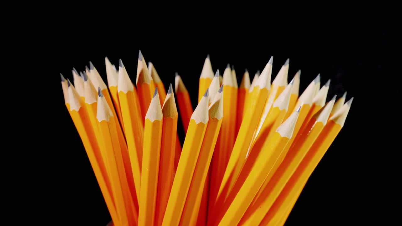 검정색 배경에 다양한 색상의 연필 세트