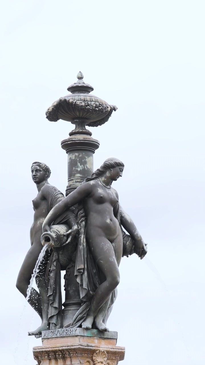 Vista dettagliata di una fontana scultorea storica