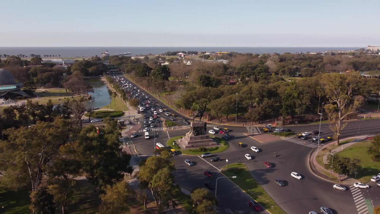 monumento urquiza y río de la plata en el fondo, ciudad de buenos aires, argentina