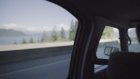 hombre conduciendo un coche y bebiendo café
