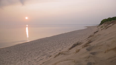 Handaufnahme-Eines-Sandstrandes-Während-Eines-Muschelsonnenuntergangs