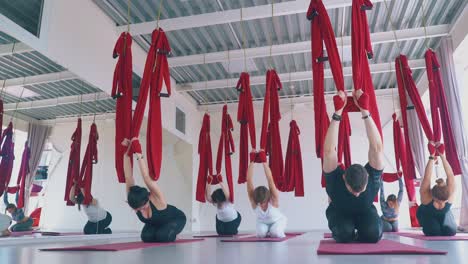 Damas-Y-Hombres-Se-Relajan-Después-De-Un-Duro-Entrenamiento-Con-Hamacas