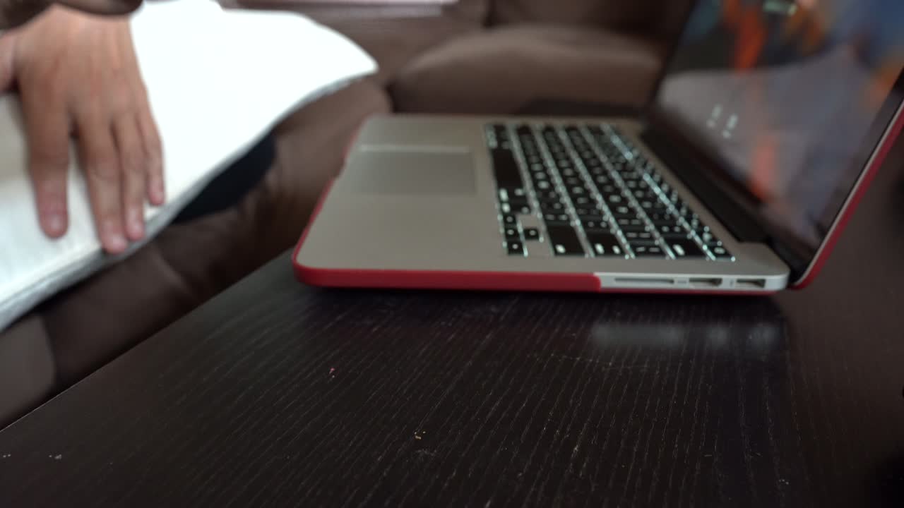 깨어 있기 위해 커피 컵과 함께 일하는 노트북