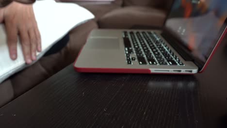 portátil trabajando con una taza de café para mantenerse despierto