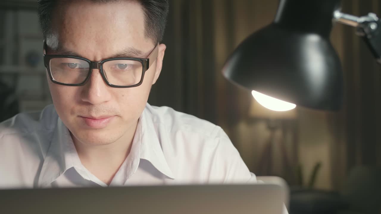 hombre trabajando tarde en la noche en la computadora portátil