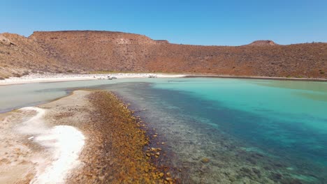 antena: yate de lujo amarrado en la bahía tropical, vacaciones en bote playa aislada