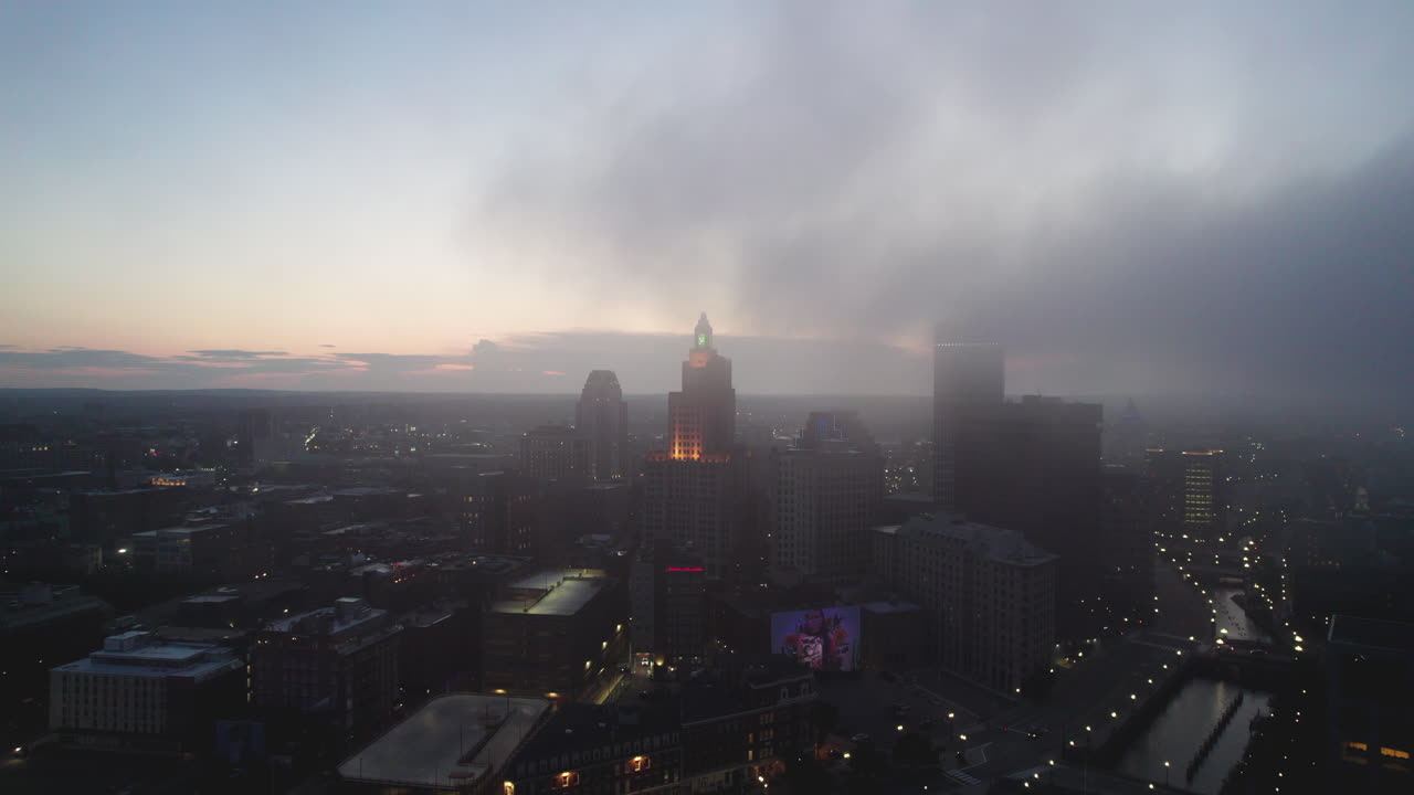 산업 트러스트 빌딩의 전망과 함께 프로비던스의 야간 항공 영상