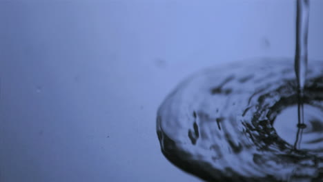 water dat in super langzame beweging stroomt