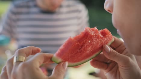Nahaufnahmevideo-Einer-Frau,-Die-Wassermelone-Isst