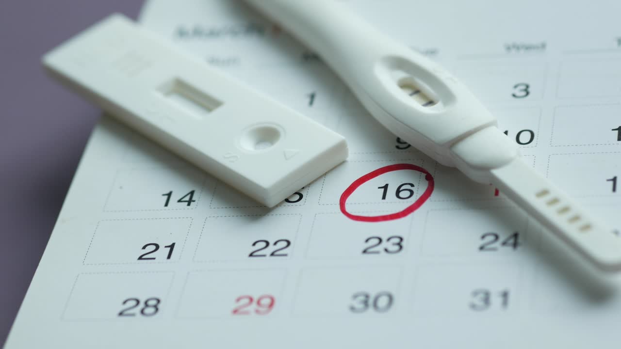 Kit per test di gravidanza su un calendario da vicino
