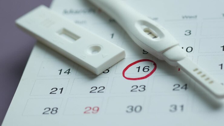 Graviditetstest på en kalender tæt på