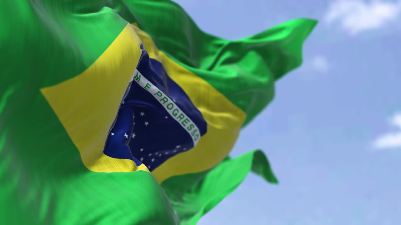 detallado primer plano de la bandera nacional de brasil ondeando en el viento en un día despejado
