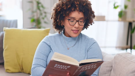 relajarse, leer y mujer con un libro en un sofá