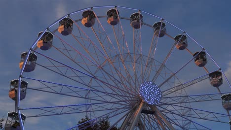 la rueda gigante en acción contra un cielo azul.