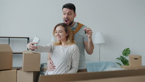 una pareja feliz mudándose.