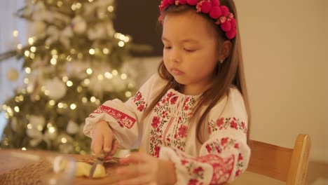 madre e hija preparándose para la celebración de navidad