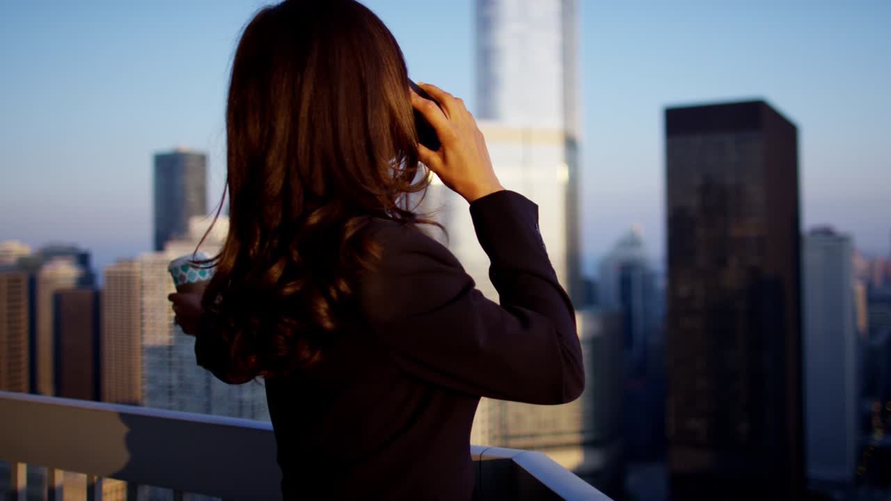 라틴 아메리칸 여성 경영자 지붕에서 비즈니스 전화