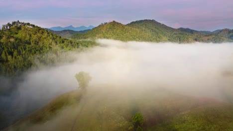 Tiro-De-Drone-De-Una-Montaña-De-Niebla