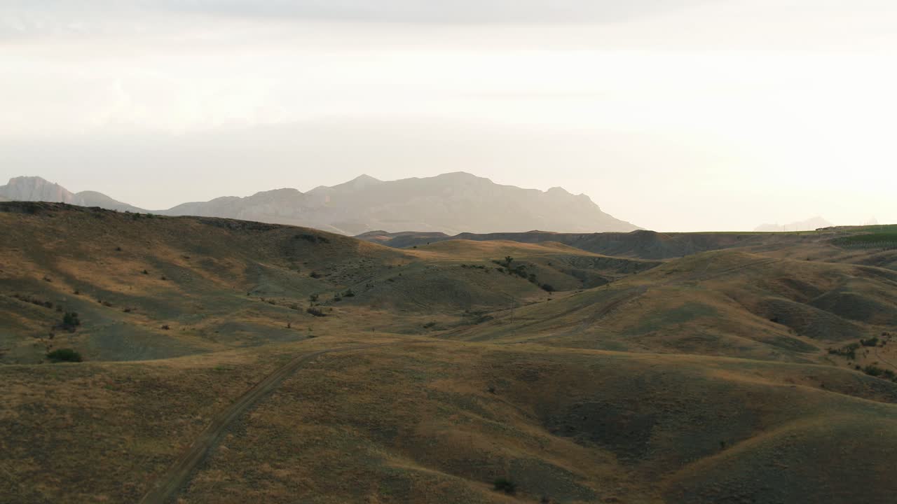 paisaje montañoso al atardecer