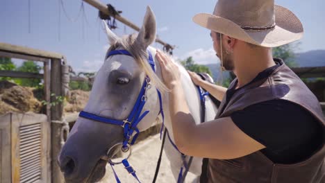 Un-Hombre-Que-Ama-A-Su-Caballo.-Caballo-Blanco.