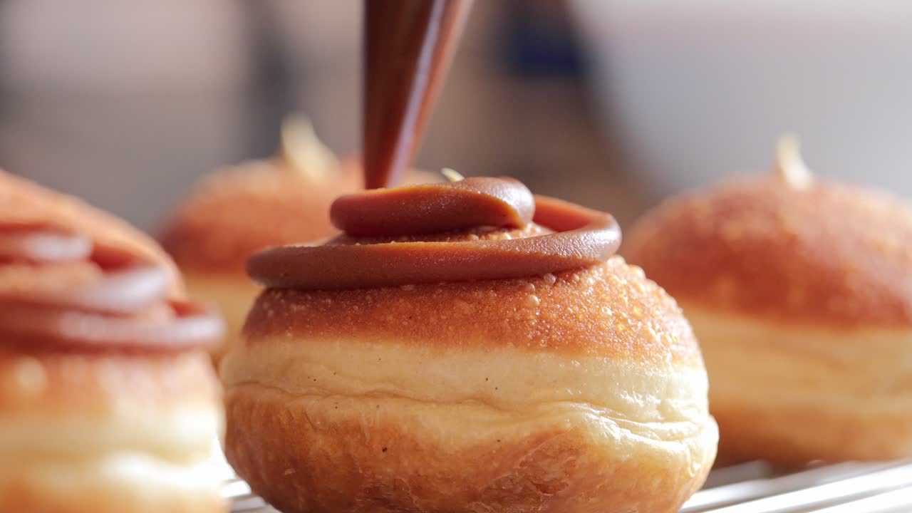 카라멜 도 ⁇ 이  ⁇ 으로 꾸며지고 있습니다.