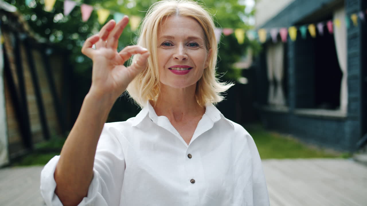 야외에서 웃는 여자