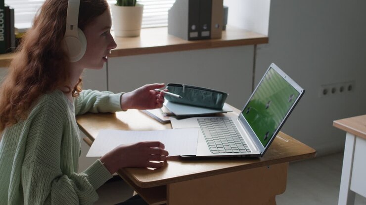 Teenagerin erledigt Online-Schulaufgaben