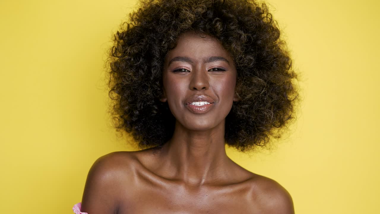 Donna sorridente con i capelli ricci