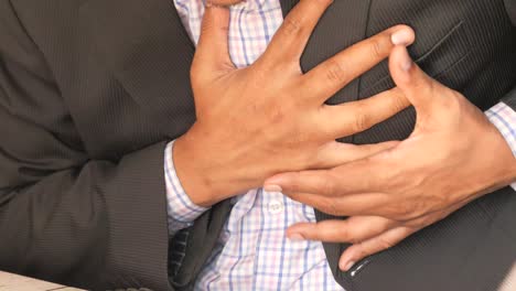 hombre con dolor en el pecho