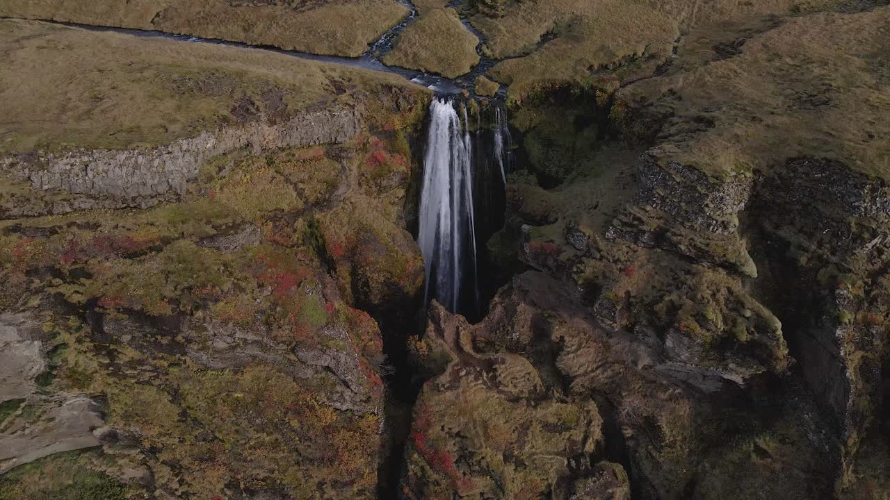 un dron se eleva sobre la cascada gljufrabui en islandia