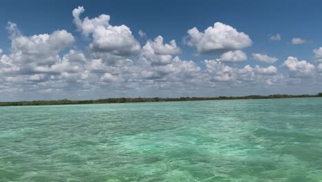 墨西哥穆伊爾湖 (muyil lagoon) 上的雲