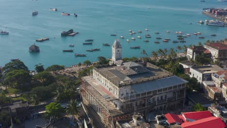 Pivoting-On-House-Of-Wonders-With-Boats-In-Background