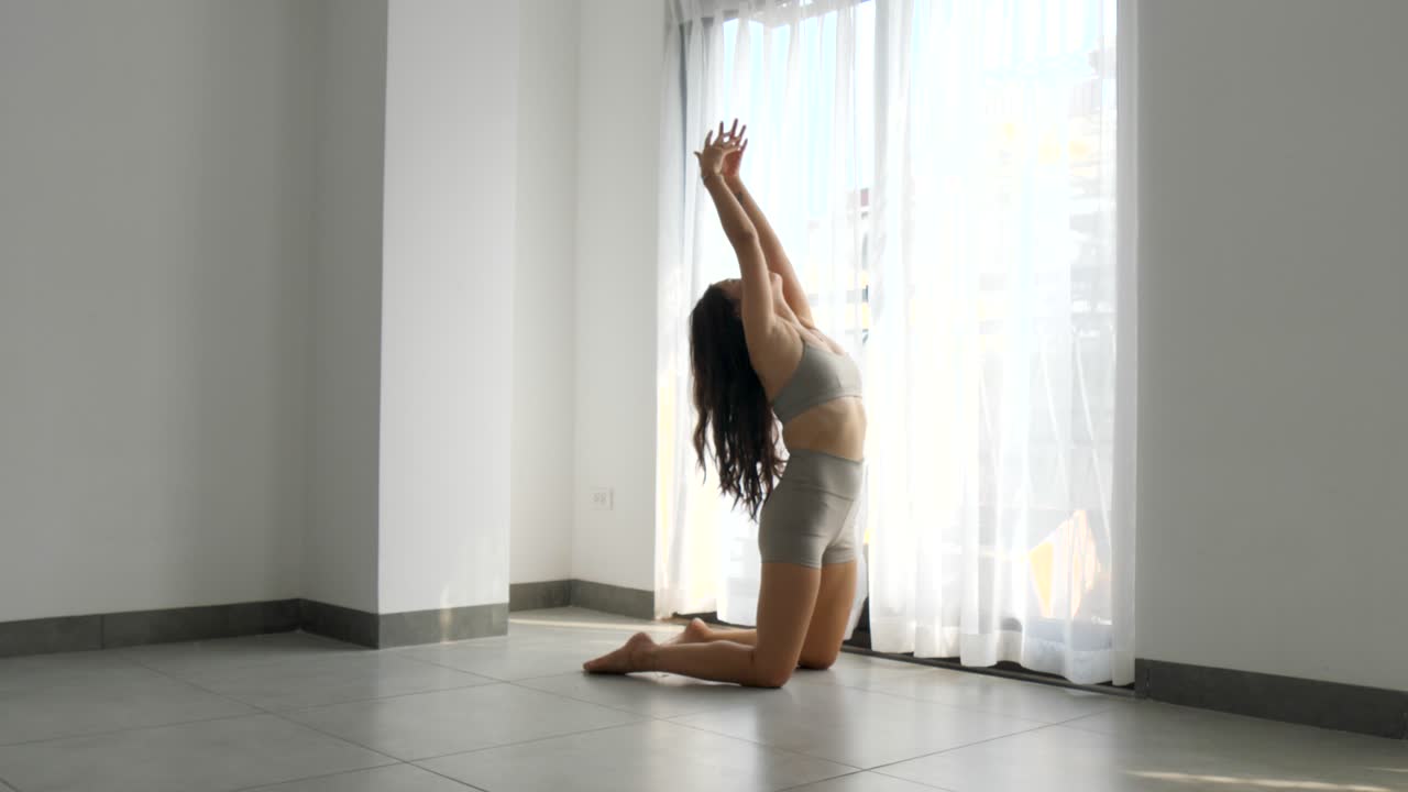 Yoga, fysiske stillinger (asanas), åndedrætskontrol (pranayama), meditation, afslapning