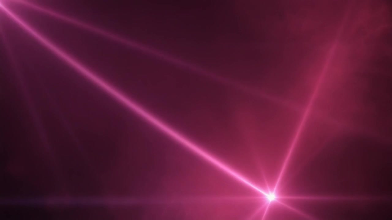 Raggi di luce rosa astratti e sfondo nebuloso.