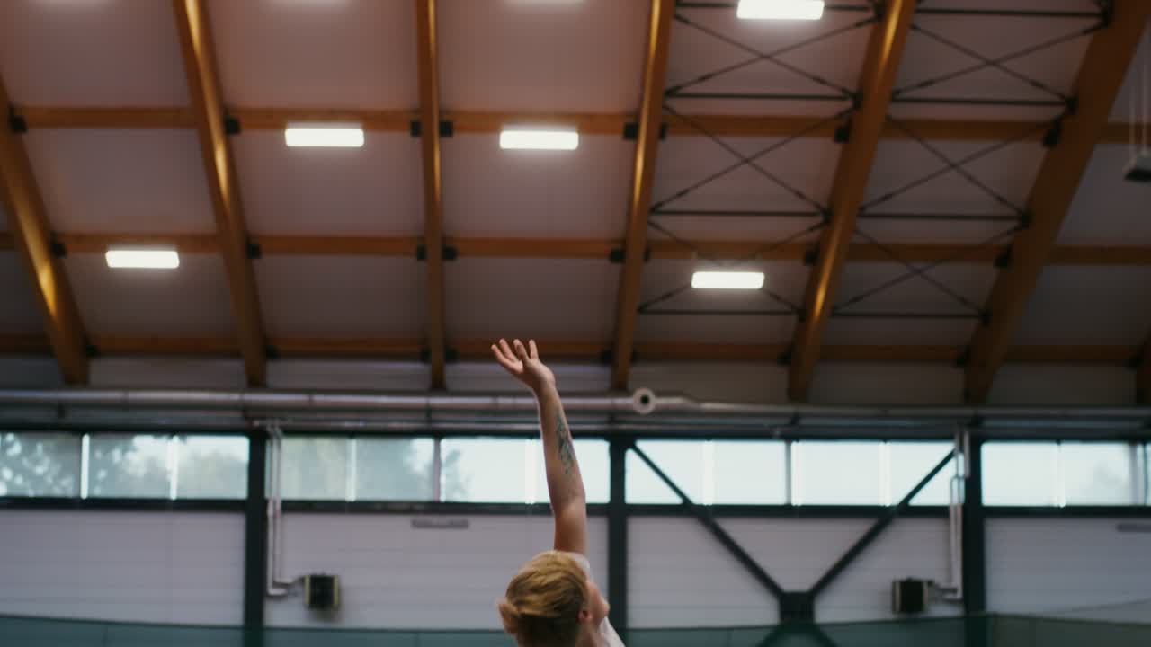 hombre jugando al tenis en una cancha cubierta