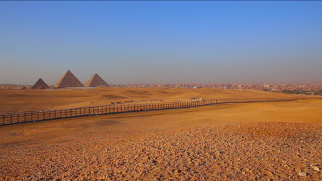 las pirámides de egipto se ven a distancia
