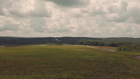 monumento nacional en pennsylvania vuelo 93 víctimas del ataque terrorista del movimiento de cámara nueve once con nubes