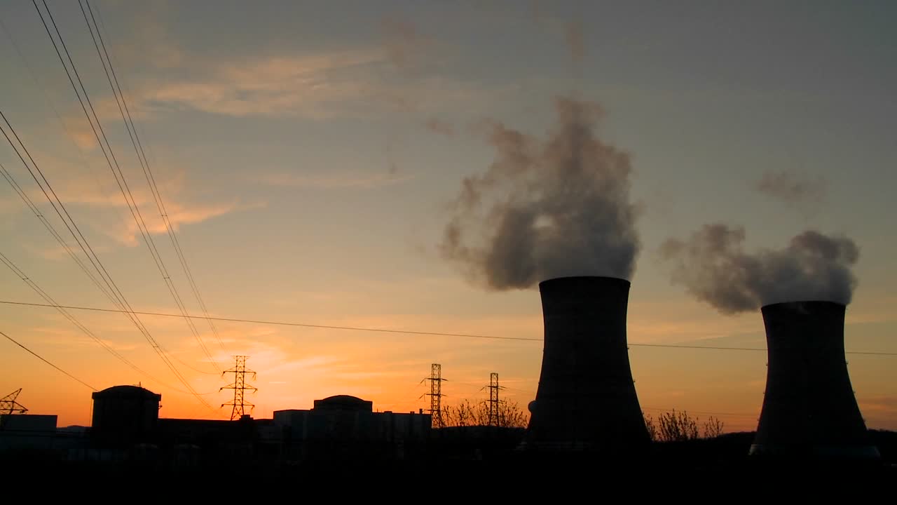 puesta de sol detrás de una planta de energía nuclear 1