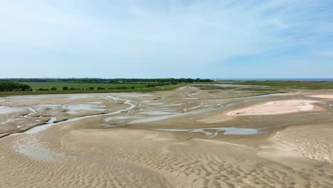 lago y río que fluye a través del paisaje de pólder verde en los países bajos y la frontera con bélgica, reserva natural het zwin